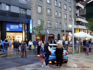 Busquem oferir solucions de reformes parcials o integrals, innovadores i diferents dins el procés constructiu. A partir d'un bon projecte d'interiorisme, estudiem el disseny i la funcionalitat dels espais per a poder realitzar projectes atractius, tenint en compte el millor que ofereix l'emplaçament. Treballem en la reforma d'hotels, locals comercials, negocis i habitatges de particulars. Formant i coordinant un equip de tots els professionals / industrials que intervenen en el projecte d'inici a fi, seleccionant els millors materials per a posar-los a disposició del client. Especialistes en entrega de "claus en mà", A Reformes Andorra, es responsabilitza del resultat final i per aquest motiu, estudiem, assessorem, planifiquem i executem el projecte per a garantir un resultat òptim.