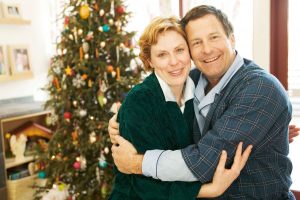 Una de las ramas tecnológicas más importante que promete mejorar nuestras vidas dentro de la vivienda es la domótica. Concebida para integrar objetos cotidianos y tecnología, desde hace años se perfila como una ayuda para nuestras tareas domésticas mejorando nuestro día a día. Sin embargo, da la impresión de que la domótica está aún en un proceso inicial de desarrollo, del que todavía no es capaz de salir para acercarse al gran consumidor. ¿Es esto real?, ¿cuál es el estado actual de la domótica?, ¿cómo evolucionará?, ¿qué tendremos de aquí a unos años? Un mar de estándares y complejidad Hace un par de décadas, cuando parecía que la domótica iba a comenzar a dar el salto definitivo a nuestras viviendas, uno de los principales impedimentos era la baja capacidad de procesamiento de sus elementos técnicos y la dependencia de interconexiones cableadas. Esta situación ha sido ampliamente superada en la actualidad y prácticamente cualquier elemento domótico cuenta con unas tremendas capacidades de cálculo y sistemas de comunicación inalámbricas de alta velocidad que permiten su integración y utilización en cualquier parte del hogar. Ahora mismo ya podemos instalar en casa multitud de elementos controlables desde terminales móviles o a través de Internet, como por ejemplo bombillas, interruptores, televisores, equipos de sonido, persianas, cerraduras, grandes y pequeños electrodomésticos, sistemas de climatización, de riego, de vigilancia remota, etc.