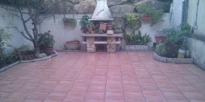 Som especialistes en reformes de terrasses i patis per a comunitats de veïns i per a particulars a Andorra. Els espais exteriors d'un edifici semblen de vegades espais residuals, però en molts casos tenen un gran potencial per transformar-se en espais de gran qualitat per a ser gaudits. La reforma dels espais exteriors del seu habitatge pot millorar la il·luminació i el confort dels espais interiors dotant-los d'una sensació d'amplitud molt més gran. La vegetació és també un aspecte molt important en el moment de la reforma de terrasses i jardins. Per a això a Reformes Andorra col·laborem amb paisatgistes que li oferiran un disseny personalitzat per a la vegetació i el reg que s'adapti millor a les condicions climàtiques i d'il·luminació del seu espai.