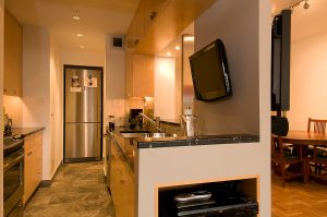 A Reformes Andorra som especialistes en reformes de cuines. Fem cuines de disseny a mida i amb diferents pressupostos. Estudiem el projecte, analitzem les seves necessitats, perquè el millor disseny és aconseguir la seva major comoditat. Procurem estar al dia de les noves tendències en disseny, coneixent els nous materials i nous productes. Estem en contacte directe amb els nostres clients, tant en l'elaboració del projecte, com en l'execució de l'obra. Garantint que els acabats i el resultat final arriben al nivell que el client desitja, amb la màxima intenció de superar-nos dia a dia. El nostre objectiu és que, amb la reforma de la cuina, cada client disposi d'una cuina moderna, de disseny, pràctica, optimitzada en l'espai i còmoda. Per fer-ho, contactarem amb vostè, estudiarem el seu cas i farem un seguiment personalitzat de les obres que es realitzin. A Reformes Andorra, l'avala la seva experiència en el sector i la seva capacitat d'adaptació a les necessitats dels seus clients. Hem realitzat tot tipus de reformes de cuines i amb pressupostos molt variats en funció de cada client.