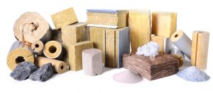 Aïllar del fred i de la calor. Un bon aïllament és un dels secrets, no només d'una llar eficient sinó també d'una llar confortable ja que redueix les pèrdues de calor i filtracions a l'hivern, així com el reescalfament i entrada d'aire calent a l'estiu. L'elecció depèn de la zona que vulguis aïllar (parets interiors, façanes, sostres o sota cobertes) i del tipus d'instal·lació. Avantatges de l'aïllament tèrmic. • Estalvi d'entre el 25 i el 30% en la factura. Un bon aïllament tèrmic aprofita al màxim el consum energètic ja que redueix les pèrdues de fred i calor. Un estalvi estimat de fins al 30% en calefacció i aire condicionat. • Benestar. Una temperatura agradable a casa és un dels factors determinants en el confort de l'habitatge. • Medi Ambient. Optimitzar i ajustar la despesa d'energia redueix les emissions de CO2 i l'impacte del sobreconsum d'electricitat i combustibles en el medi ambient. • Espais. Especificar certes zones de la casa et permet guanyar metres i fer habitables estades desaprofitades com ara golfes, soterranis o semi-soterranis. Què vull aïllar? Per millorar l'aïllament de cada un d'aquestes àrees estructurals requereixen una solució específica. Façanes: En aquest cas podem optar per millorar l'aïllament des de l'exterior, des de l'interior de l'habitatge, o injectant una solució aïllant a l'interior del mur. Les solucions d'aïllament de la façana per l'interior, es realitzen sense modificar la façana. S'aprofiten les càmeres de ventilació sense aïllament (insuflat d'aïllant de llana mineral), o bé amb un nou envà amb l'afegit d'un aïllant. Les solucions des de l'exterior requereixen un material inalterable a l'aigua, com el poliestirè extruït o expandit, o, si no una càmera d'aire que permeti el drenatge i ventilació de l'aïllant; dit aïllant va dins d'una estructura i cobert amb panells. Parets o envans: Es tracta de les divisions interiors d'un espai (entre diferents habitacions, separació amb els espais comuns d'un edifici ...). Per les característiques d'aquest tipus de zones (en general sense contacte amb l'aigua, ni sotmès a la pes de la trepitjada a diferència del sòl) pots utilitzen llana mineral (de roca o fibra de vidre), així com aïllants tèrmics ecològics com el suro o el geotèxtil. Cobertes: En el cas de les teulades cal diferenciar entre cobertes planes o inclinades. Així mateix és possible optar per l'aïllament des de l'interior o des de l'exterior (col·locant un aïllant sota la pissarra). En l'aïllament d'una teulada s'usen materials el més impermeables possibles: Poliestirè extruït o poliuretà. També es poden fer servir llanes minerals protegides amb làmines impermeables. Sòls: En el cas dels sòls l'aïllament tèrmic es col·loca sobre el forjat de formigó. Entre l'aïllant i el morter cal col·locar una làmina de polietilè que actua com a barrera impermeable. En sòls radiants també cal col·locar la làmina de polietilè entre l'aïllant i el sistema de calefacció per conductes. Sostres: En el cas dels sostres les pèrdues energètiques se centren sobretot en les sota cobertes (golfes) ja que el sostre connecta directament amb l'exterior. Per això et recomanem triar un material lleuger i que ocupi poc espai: Llanes minerals, aïllants reflexius o geotèxtil són els més habituals.