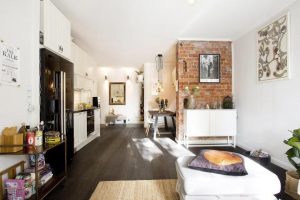 Especialistes en reformes de petits apartaments a Andorra aquí podant veure la foto d'un minipís de 48m2. Abans la cuina d'aquest apartament estava amagada i amb poca llum .... Ara es troba totalment integrada com a part del saló ... Un pla que esborra els límits entre les diferents àrees d'entrada, cuina, menjador i sala d'estar. Un disseny sobri i intel·ligent que ens mostra els maons vells vistos de l'espai original ... I que li dóna aquest toc "Chic", a la sala d'estar i al dormitori.