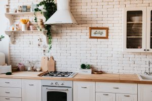 COCINAS La cocina es una de nuestras partes favoritas de una casa (por no hablar de las recetas de cocina). Inspírate con nuestros artículos de decoración de cocinas y así poder sacar el máximo partido a la cocina: ganar espacio, decorar cocinas modernas, cocinas pequeñas, cocinas rústicas. Mira los mejores muebles de cocina: mesas de cocina, sillas, etc. Entra y mira cocinas de revista con soluciones de almacenaje y aprende a tenerla siempre limpia. 