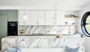 CONSTRUCTORA ANDORRA. CONSTRUCTORA METODO 🍽️ Revestiments que donen caràcter a la teva cuina. A METODO CONSTRUCTORA, sabem que la cuina és molt més que mobles i electrodomèstics. És un espai on l’estètica i la funcionalitat han de conviure en harmonia. I si hi ha un element que pot transformar-la completament, és el revestiment de les parets. 🔹 Ceràmica clàssica: resistents, fàcils de netejar i sempre actuals 🔹 Pedra natural: textura, autenticitat i connexió amb la terra 🔹 Microciment, fusta tractada, laminats tècnics: modernitat i personalitat A METODO CONSTRUCTORA el sorprendrem amb projectes que combinen materials amb estil i rigor tècnic. Vols idees per a la teva reforma? T’ajudem a trobar el revestiment ideal per a la teva cuina. 📞 Contacta amb nosaltres i descobreix totes les opcions. #MetodoConstructora #ReformesAndorra #RevestimentsCuina #DissenyInterior #CuinaAmbCaràcter #ArquitecturaAndorra #InteriorismeAndorra #CuinaPersonalitzada #MaterialsNaturals #ProjectesAmbEstil