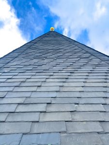 Reparació i renovació de teulades de pissarra a METODO CONSTRUCCIONS Reformes Andorra, estem especialitzats en reparació de cobertes de pissarra i cobertes a tot Andorra. Fem treballs com ara: grans reparacions, ensorraments parcials, canvi de peces deteriorades, aïllaments tèrmics i impermeabilitzacions de teulades de pissarra, així com la substitució de qualsevol cavallet, ventilació, canalons i baixants, sempre amb les millors qualitats i garantit (100%). Reparacions realitzades únicament per professionals per així poder oferir-li la solució definitiva a les avaries de la seva coberta, confiï aquests treballs a professionals en cobertes de pissarra a Andorra.