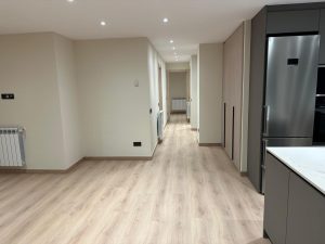 REFORMA INTEGRAL I DE MOBILIARI A ANDORRA LA VELLA Projectes, Reformes Exteriors, Reformes Integrals. Reformes Andorra finalitzem una reforma d'habitatge a Andorra. Una vegada conclòs aquest gran projecte de reforma integral, ens hem encarregat de moblar cadascun dels habitatges de l'immoble, a més d'habilitar les zones comunes i les terrasses privades. Per a això, hem buscat un mobiliari que encaixés amb el disseny interior aplicat als habitatges i oferís les millors prestacions. Si cada pis disposava d'un equipament molt complet, ara ja estan a punt per entrar a viure. Per començar, detallarem la reforma integral i de mobiliari del primer pis.