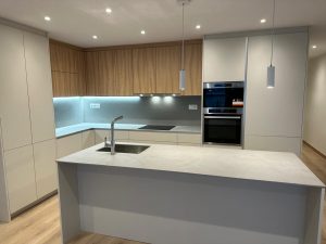 REFORMA INTEGRAL I DE MOBILIARI A ANDORRA LA VELLA Projectes, Reformes Exteriors, Reformes Integrals. Reformes Andorra finalitzem una reforma d'habitatge a Andorra. Una vegada conclòs aquest gran projecte de reforma integral, ens hem encarregat de moblar cadascun dels habitatges de l'immoble, a més d'habilitar les zones comunes i les terrasses privades. Per a això, hem buscat un mobiliari que encaixés amb el disseny interior aplicat als habitatges i oferís les millors prestacions. Si cada pis disposava d'un equipament molt complet, ara ja estan a punt per entrar a viure. Per començar, detallarem la reforma integral i de mobiliari del primer pis.