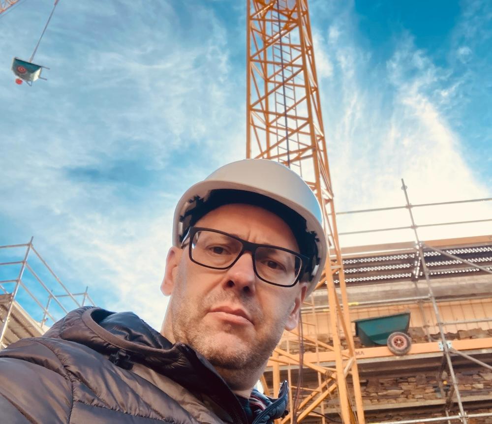 CONSTRUCTORA ANDORRA. Experts en Construccions de Disseny i alt standing al Principat. 📩 E-mail: metodoandorra@gmail.com 📞 Tel: (+376) 651190 ANDORRA. Contacta amb METODO construccions Andorra. T. +376651190 METODO CONSTRUCCIONS. Constructora Andorra és una empresa líder en el sector de la construcció al Principat, especialitzada en projectes de disseny i obra nova, tant residencials com comercials. Disposem d'un gran equip de professionals amb una extensa experiència en totes les àrees que requereix la construcció moderna: arquitectura, direcció d’obra, enginyeria, fontaneria, electricitat, climatització, calefacció, il·luminació, telecomunicacions, fusteria d’alumini, PVC i fusta, pintura, decoració, serralleria i més. Duem a terme construccions personalitzades de pisos, cases unifamiliars, bordes, edificis residencials, locals comercials (botigues, bars, restaurants, cafeteries), oficines, naus industrials i tota mena d’edificis de pública concurrència. També tenim una gran experiència en edificis d’administració pública, com guarderies, pavellons poliesportius i obres d'urbanització civil. El nostre equip tècnic, format per paletes, arquitectes i aparelladors, t’oferirem un assessorament integral des de la fase de planificació fins a la gestió i seguiment de l’obra, garantint la millor solució tècnica i estètica segons les teves necessitats. Col·laborem estretament amb dissenyadors i especialistes en interiorisme per assolir espais funcionals, moderns i sostenibles. Però la nostra feina primordial és construir casa seva, edifici o xalet de l'inici al final. Som possiblement la millor i més eficient constructora d'Andorra. Durant tot el procés de la construcció, realitzem un seguiment exhaustiu de l’obra, vetllant per una execució acurada i rigorosa en tots els detalls. Treballem només amb materials de primera qualitat, ceràmiques actuals, instal·lacions modernes i acabats d’alta gamma. Si vols dur a terme una reforma integral d’habitatge, local o negoci, també et podem assessorar i realitzar el projecte amb la millor solvència tècnica. Contacta amb Constructora Andorra i sol·licita pressupost sense compromís. El nostre objectiu és transformar les teves idees en espais únics amb els millors estàndards de qualitat i acabats.