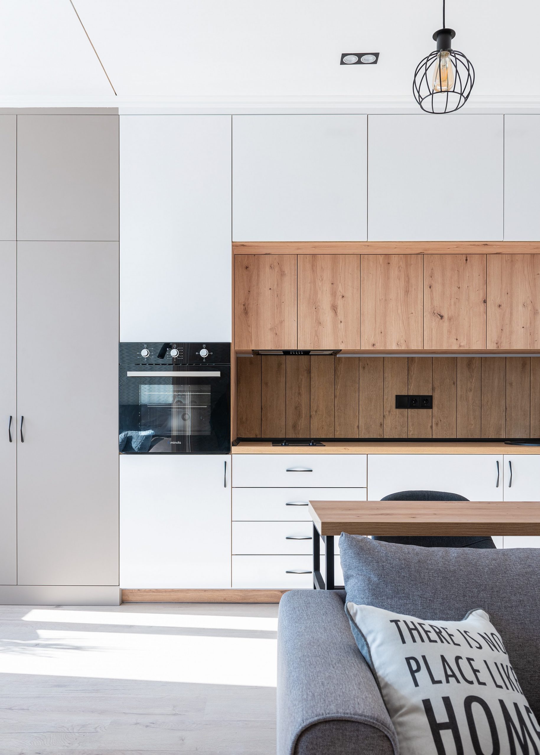 🏡 Cocina americana + salón: un solo espacio, mil posibilidades En METODO CONSTRUCTORA, sabemos que la cocina es el corazón del hogar. Por eso, integrar una cocina americana con el salón no solo es tendencia: es una forma de ganar luz, amplitud y funcionalidad sin renunciar al diseño. ✨ ¿Por qué hacerlo? ✔️ Para aprovechar mejor el espacio ✔️ Para mejorar la distribución ✔️ Para compartir más momentos en familia ✔️ Para dar un aire nuevo a tu casa Y con el catálogo de OB Cocinas, las opciones son infinitas: 🔹 Islas, penínsulas o barras de desayuno 🔹 Cierres acristalados para ganar profundidad 🔹 Muebles sin tiradores y electrodomésticos silenciosos 🔹 Combinaciones de suelos y colores que definen tu estilo. 📞 ¿Quieres transformar tu cocina en un espacio abierto, moderno y acogedor? Contáctanos y descubre cómo hacerlo realidad en tu hogar en Andorra. #MetodoConstructora #OBCocinas #CocinasAmericanas #DiseñoDeCocinas #ReformasAndorra #Interiorismo #CocinasIntegradas #TuCocinaSoñada #SolucionesDeAlmacenaje #EspaciosConEstilo 