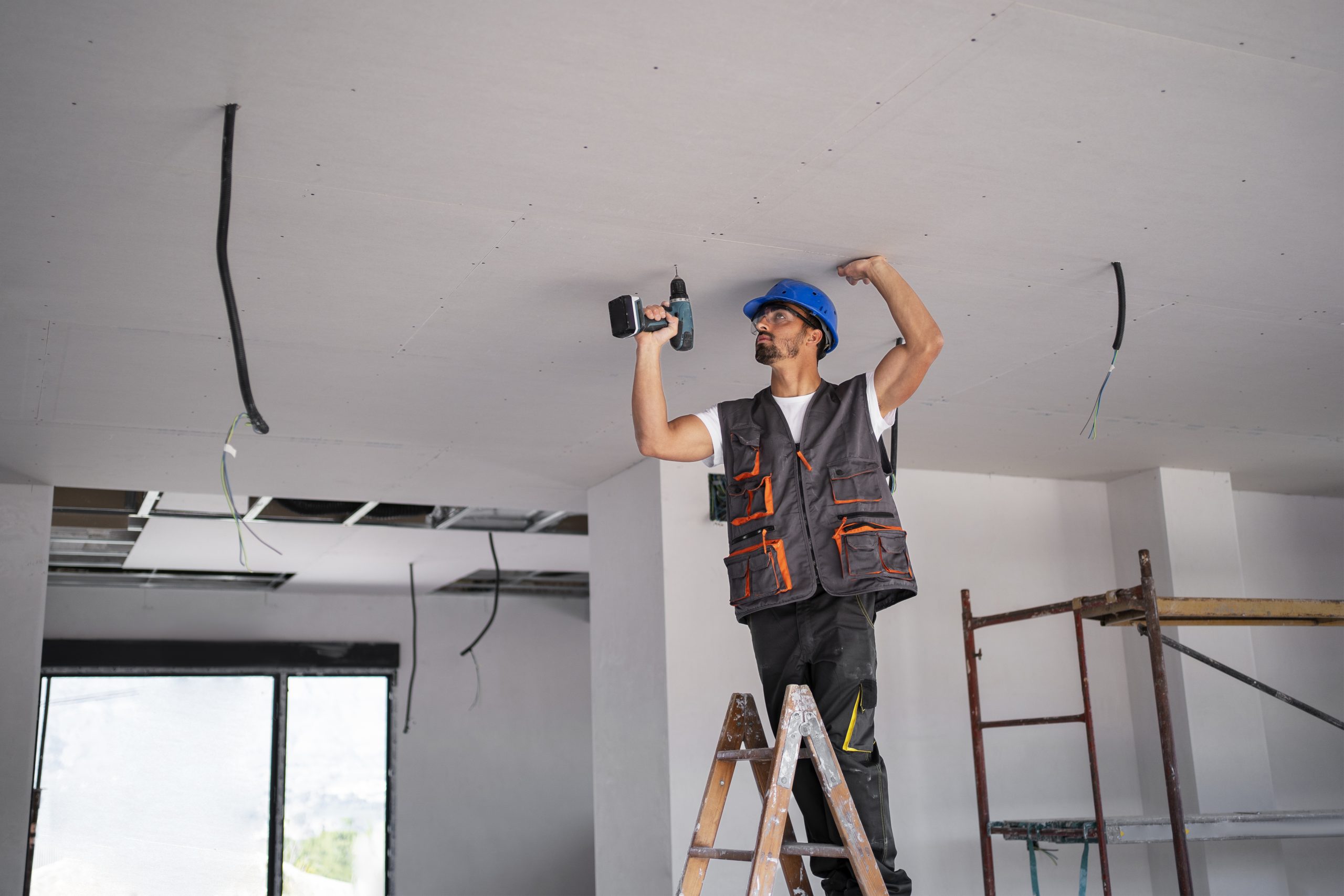 ## Obras y paredes con pladur: Ventajas y usos El **pladur** (placa de yeso laminado) es uno de los materiales más versátiles y demandados en obras y reformas modernas, especialmente para la construcción de paredes y techos interiores. Su uso aporta múltiples beneficios tanto en viviendas como en locales comerciales. ### ¿Qué es el pladur? El pladur está formado por una lámina de yeso recubierta por ambas caras con cartón o fibra, lo que le aporta solidez y flexibilidad. Se presenta en placas de diferentes grosores y tamaños, adaptando sus propiedades a distintos tipos de acabados y necesidades (insonorización, resistencia al fuego, etc.). ### Aplicaciones comunes - **Construcción de paredes divisorias:** Permite crear nuevos espacios, oficinas, habitaciones o separar ambientes de forma rápida y limpia. - **Revestimiento de paredes y techos:** Ideal para ocultar instalaciones, mejorar el aislamiento térmico/acústico y renovar superficies antiguas. - **Falsos techos:** Facilita la instalación de luminarias, sistemas de climatización y decoración moderna. - **Muebles y estructuras decorativas:** Estanterías, armarios empotrados, cabezales de cama, nichos y elementos personalizados para el hogar. ### Ventajas de trabajar con pladur - **Obras más rápidas y limpias:** La instalación es menos invasiva y genera menos escombros que la obra tradicional de ladrillo. - **Versatilidad y personalización:** Se adapta a cualquier diseño, permite formas curvas, recortes para ventanas y puertas, y acabados decorativos de todo tipo. - **Aislamiento acústico y térmico:** Con el uso de placas especiales y material de relleno, se consigue un excelente aislamiento, mejorando el confort del espacio. - **Resistencia y durabilidad:** Aunque es liviano, el pladur es resistente y puede soportar adecuadamente cargas medias (estantes, muebles, etc.). - **Acabados perfectos:** Permite pintar, empapelar, colocar azulejos o cualquier tipo de revestimiento sin complicaciones. ### Consideraciones - Es esencial contar con instaladores profesionales para asegurar la correcta nivelación, unión de placas y acabados. - Existen placas especiales para baños o zonas húmedas (hidrofugadas) y otras para mayor resistencia al fuego, según las necesidades. **En resumen:** El pladur transforma rápidamente cualquier espacio, proporcionando paredes y techos funcionales, modernos y personalizables, con múltiples ventajas en aislamiento, limpieza y estética. Es una excelente opción para cualquier obra de reforma o nueva construcción. Pladur Andorra Placoplatre Andorra Guix Andorra Guixaires Andorra: Instal·ladors de Pladur i placoplatre a Andorra. Andorra pladur som una empresa d'Andorra amb anys d'experiència en el sector de guix i com a muntadors de Pladur. Amb un equip de professionals altament qualificats, li oferim el millor assessorament i l'atenció que el seu projecte es mereix. A Andorra pladur ens encarreguem de tot el necessari perquè vostè no s'hagi de preocupar gens ni mica i per aconseguir els resultats que vostè espera. Només treballem amb les primeres marques del mercat, donant una total garantia dels resultats obtinguts. Treballem tant per constructor i promotors, com per a particulars, botigues, magatzems, despatxos, apartaments turístics i hotels oferint sempre els màxims nivells de qualitat, professionalitat i serietat, cosa que ens ha convertit en una de les empreses capdavanteres en el món del guix i dels muntadors de Pladur a tot Andorra. Sigui quin sigui el seu projecte, amb Andorra pladur estarà en les millors mans.