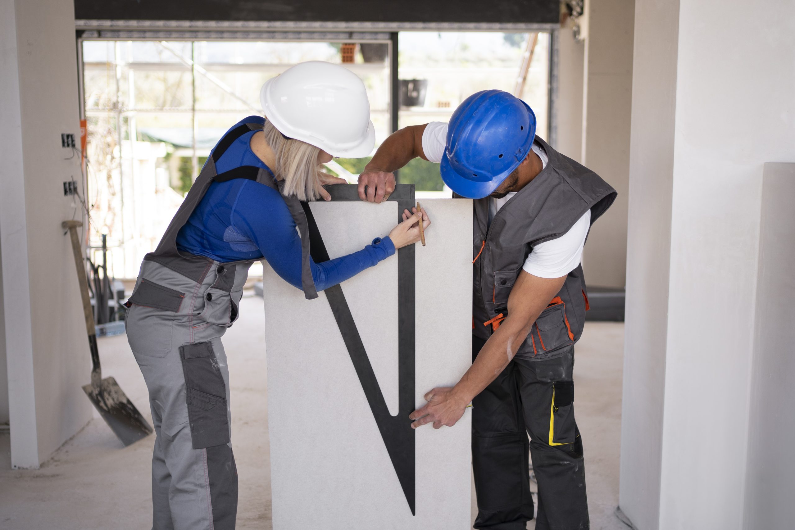 ## Obras y paredes con pladur: Ventajas y usos El **pladur** (placa de yeso laminado) es uno de los materiales más versátiles y demandados en obras y reformas modernas, especialmente para la construcción de paredes y techos interiores. Su uso aporta múltiples beneficios tanto en viviendas como en locales comerciales. ### ¿Qué es el pladur? El pladur está formado por una lámina de yeso recubierta por ambas caras con cartón o fibra, lo que le aporta solidez y flexibilidad. Se presenta en placas de diferentes grosores y tamaños, adaptando sus propiedades a distintos tipos de acabados y necesidades (insonorización, resistencia al fuego, etc.). ### Aplicaciones comunes - **Construcción de paredes divisorias:** Permite crear nuevos espacios, oficinas, habitaciones o separar ambientes de forma rápida y limpia. - **Revestimiento de paredes y techos:** Ideal para ocultar instalaciones, mejorar el aislamiento térmico/acústico y renovar superficies antiguas. - **Falsos techos:** Facilita la instalación de luminarias, sistemas de climatización y decoración moderna. - **Muebles y estructuras decorativas:** Estanterías, armarios empotrados, cabezales de cama, nichos y elementos personalizados para el hogar. ### Ventajas de trabajar con pladur - **Obras más rápidas y limpias:** La instalación es menos invasiva y genera menos escombros que la obra tradicional de ladrillo. - **Versatilidad y personalización:** Se adapta a cualquier diseño, permite formas curvas, recortes para ventanas y puertas, y acabados decorativos de todo tipo. - **Aislamiento acústico y térmico:** Con el uso de placas especiales y material de relleno, se consigue un excelente aislamiento, mejorando el confort del espacio. - **Resistencia y durabilidad:** Aunque es liviano, el pladur es resistente y puede soportar adecuadamente cargas medias (estantes, muebles, etc.). - **Acabados perfectos:** Permite pintar, empapelar, colocar azulejos o cualquier tipo de revestimiento sin complicaciones. ### Consideraciones - Es esencial contar con instaladores profesionales para asegurar la correcta nivelación, unión de placas y acabados. - Existen placas especiales para baños o zonas húmedas (hidrofugadas) y otras para mayor resistencia al fuego, según las necesidades. **En resumen:** El pladur transforma rápidamente cualquier espacio, proporcionando paredes y techos funcionales, modernos y personalizables, con múltiples ventajas en aislamiento, limpieza y estética. Es una excelente opción para cualquier obra de reforma o nueva construcción.
