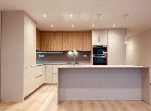 Construcción integral, reformas e interiorismo. Decoración y Reformas Integrales en Andorra. Construcción de cocinas de alto standing Somos especialistas en el diseño de proyectos integrales de Construcción, Interiorismo y decoración para todo tipo de NEGOCIOS y HORECA en el Principado de Andorra, especialmente Construcción integral, Interiorismo y decoración de TIENDAS, DESPACHOS, OFICINAS, RESTAURANTES, BODEGAS y HOTELES e Interiorismo para RETAIL. También realizamos interiorismo profesional para todo tipo de particulares, habiendo llevado a cabo trabajos de rehabilitación para